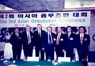 1997年南韓首爾 監察院首度出席「第2屆亞洲區監察使協會（AOA）年會」。