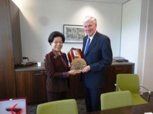 2014年澳洲坎培拉 監察院院長張博雅103年12月8日訪問國際監察組織澳紐及太平洋地區（APOR）時任區域理事長Colin Neave。