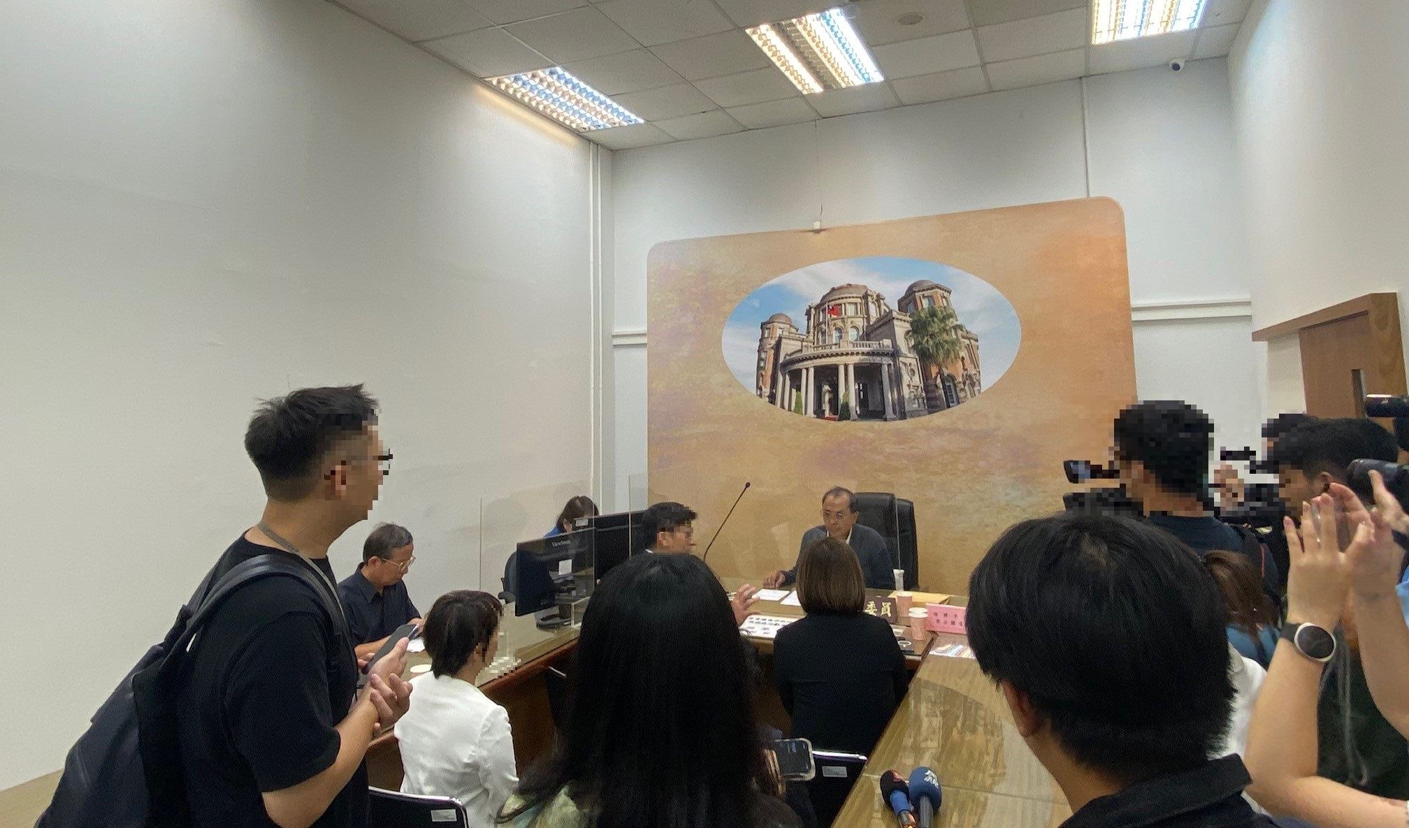 Members on Duty accept people’s complaints in the Complaint Receipt Center