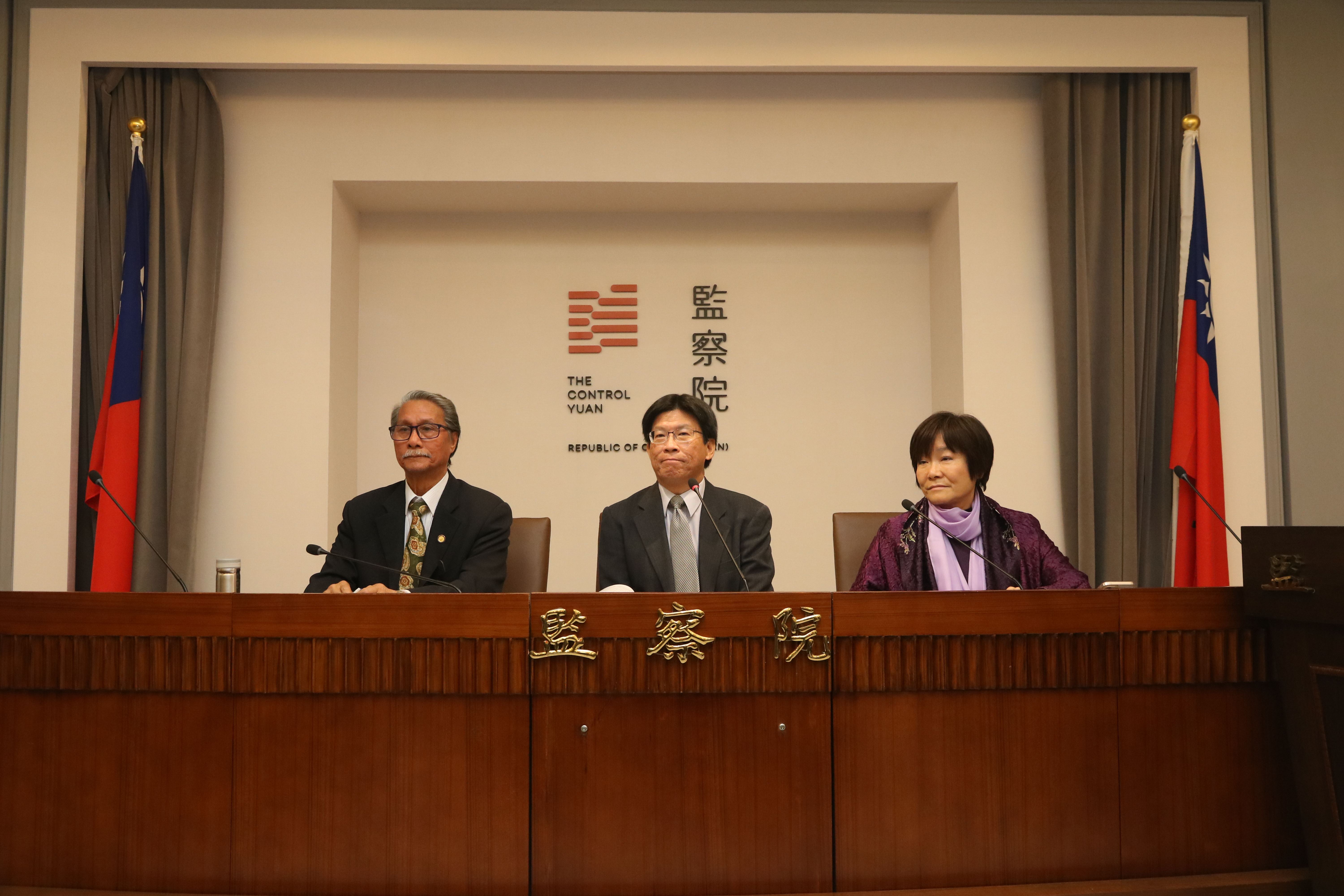 The chairperson of the examination committee of impeachment case announce the determination of the impeachment in a press conference.