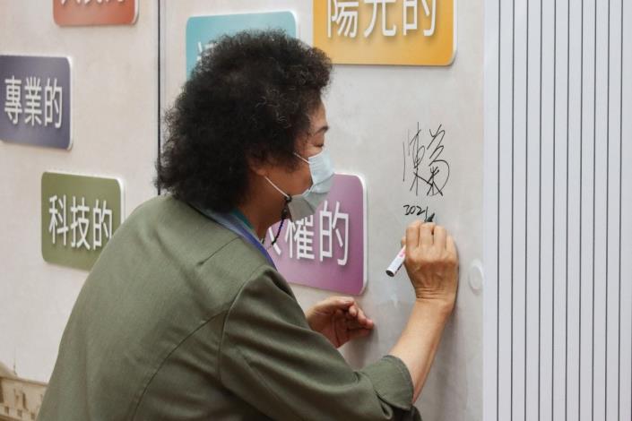 CY President Chu CHEN signs on the large prop of the special issue