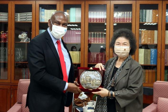 CY President Chu Chen presents Ambassador Lewis with a bronze plate of the CY building image