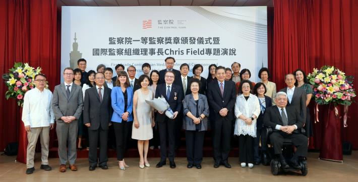 CY President Chen Chu, IOI President Chris Field (5th right in the first row), CY members and distinguished guests takes group photos after the Conferment Ceremony