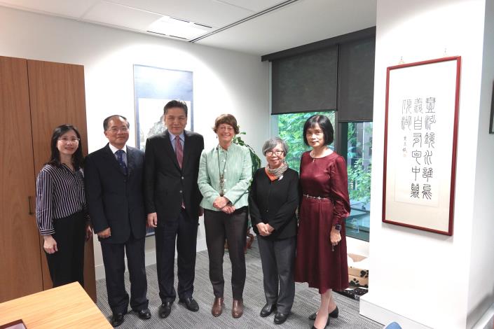 Control Yuan delegation with Ombudsman Glass