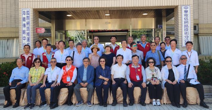 CY President Chen Chu (front row, center) takes a group photo with the Committee on Foreign and National Defense Affairs and the Committee on Transportation and Procurement Affairs at the Satellite Communications Center & Submarine Cable Station in Pingtung County (2024.06.26)