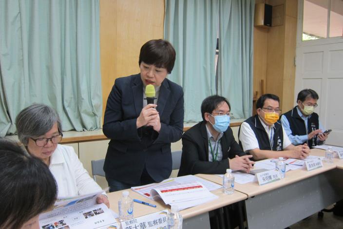 CY Member Su Li-Chiung (1st left), Yeh Ta-Hua (2nd left) inspect placement facilities and listen to briefings (2023.10.23)