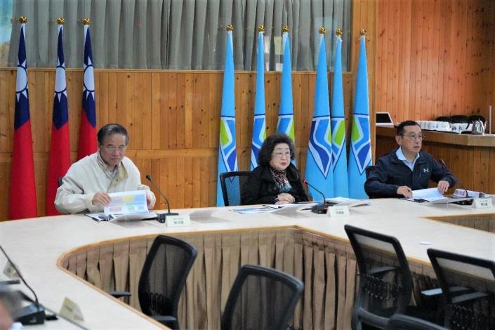 CY members Lin Wen-Cheng (1st from left) and Fan Sun-Lu (middle) inspect Fushoushan Veterans Farm, listen to briefing and conduct inquiries (19 November 2024)