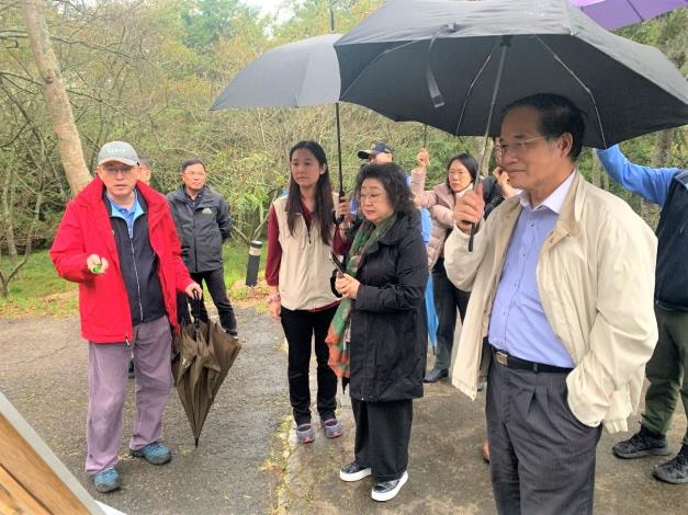 CY members Lin Wen-Cheng (1st from right) and Fan Sun-Lu (2nd from right) inspect Wuling Veterans Farm (18 November 2024)