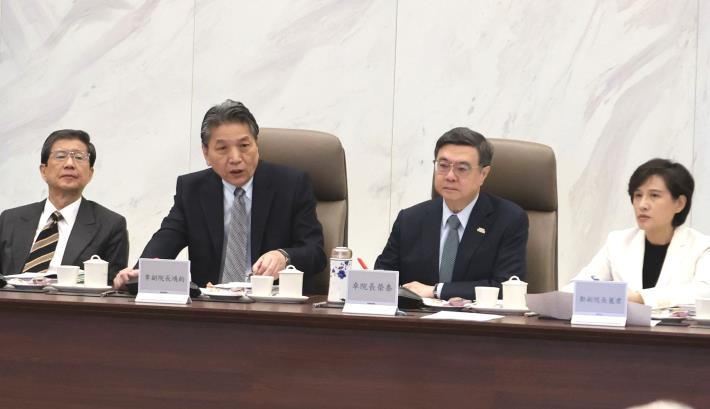 CY Vice President Lee Hung-chun (2nd left) briefs oversight outcomes at the EY inspection meeting (19 Dec. 2025)