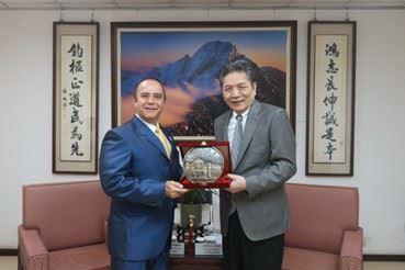 2. Ombudsman Córdova pays a visit to Acting President of the CY, Hung-Chun Lee