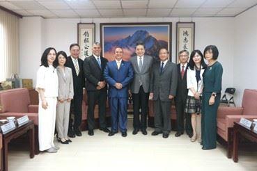 1. Acting President of the CY, Hung-Chun Lee (5th from right) in a group photo with Ombudsman Córdova (5th from left) and Director Díaz (4th from left), along with the CY members and senior officers