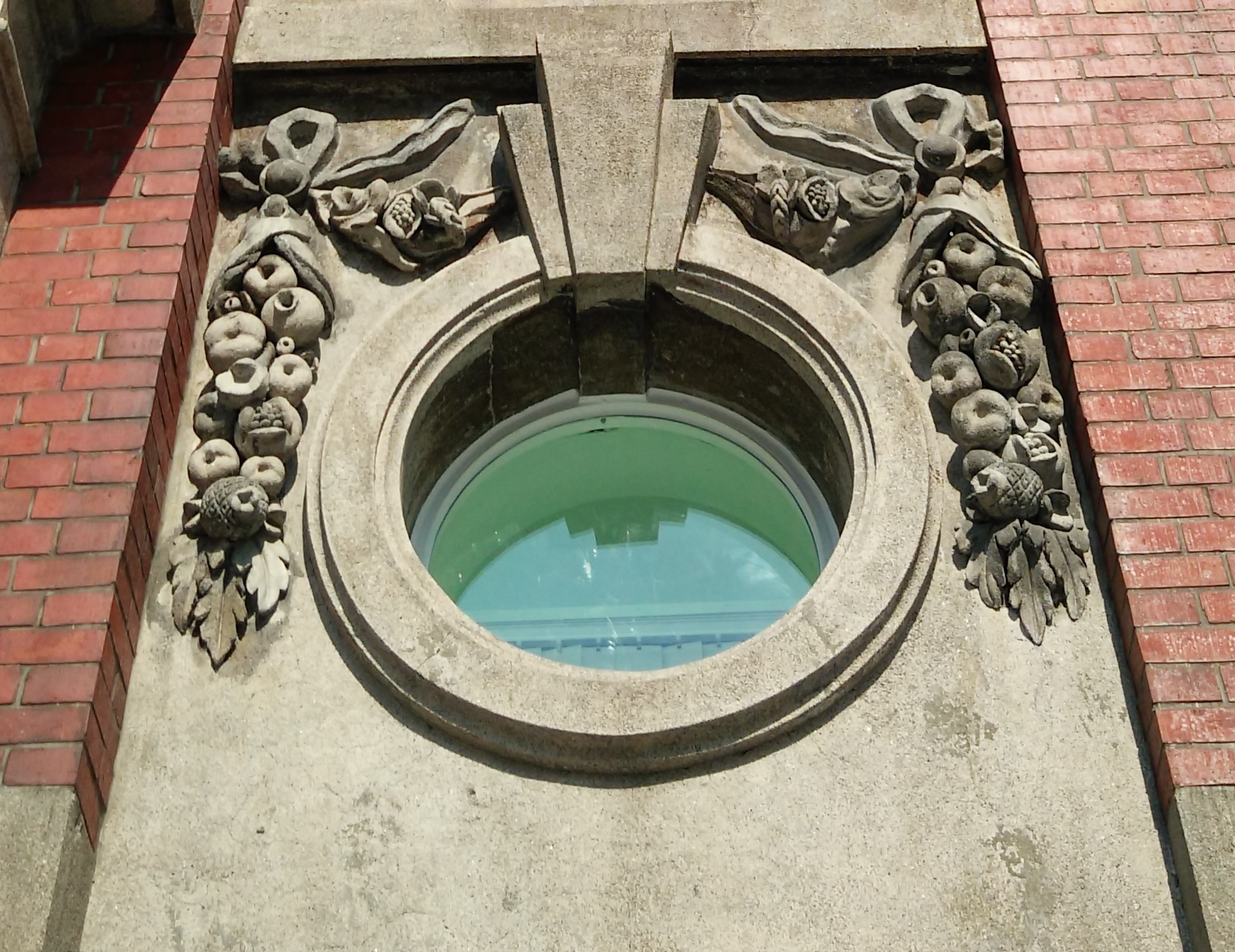 圓窗加上誇張的拱頂石造型和花草紋飾