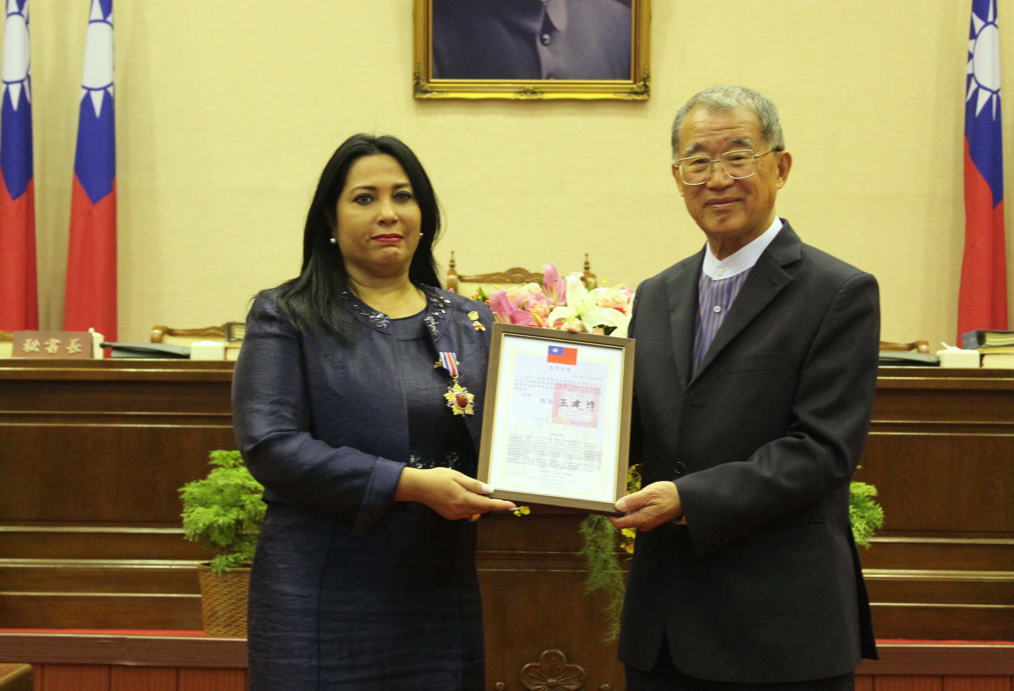 President Wang Presents the Control Yuan Medal to Panama Ombudsman Ms. Patria Portugal